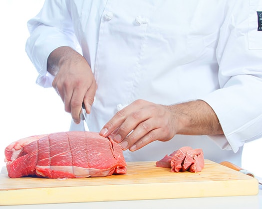 BARF-Fleisch wird durch Koch zubereitet